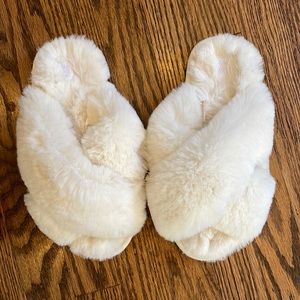 White fury cozy slippers - super soft - size 7/8